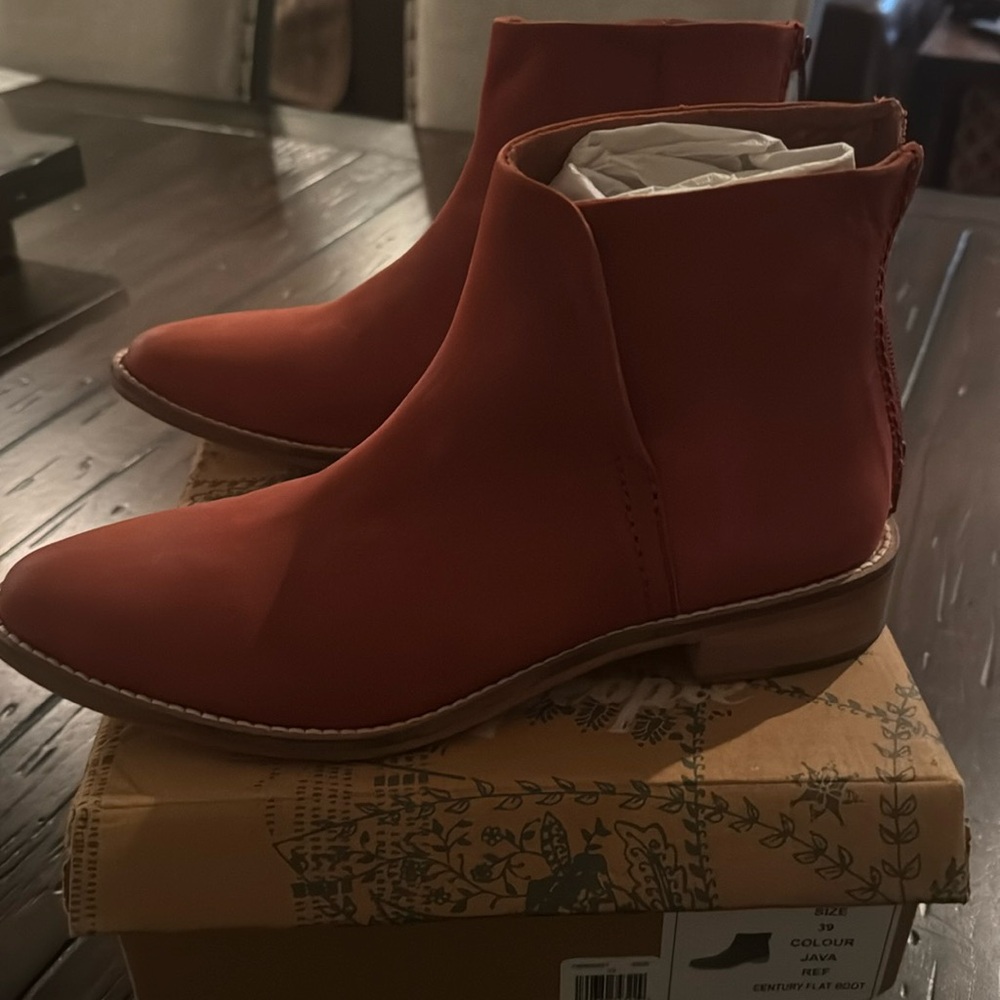 Red suede flat boot